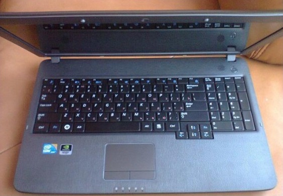 Игровой ноутбук Samsung SA31( 4ядра, 4гига )