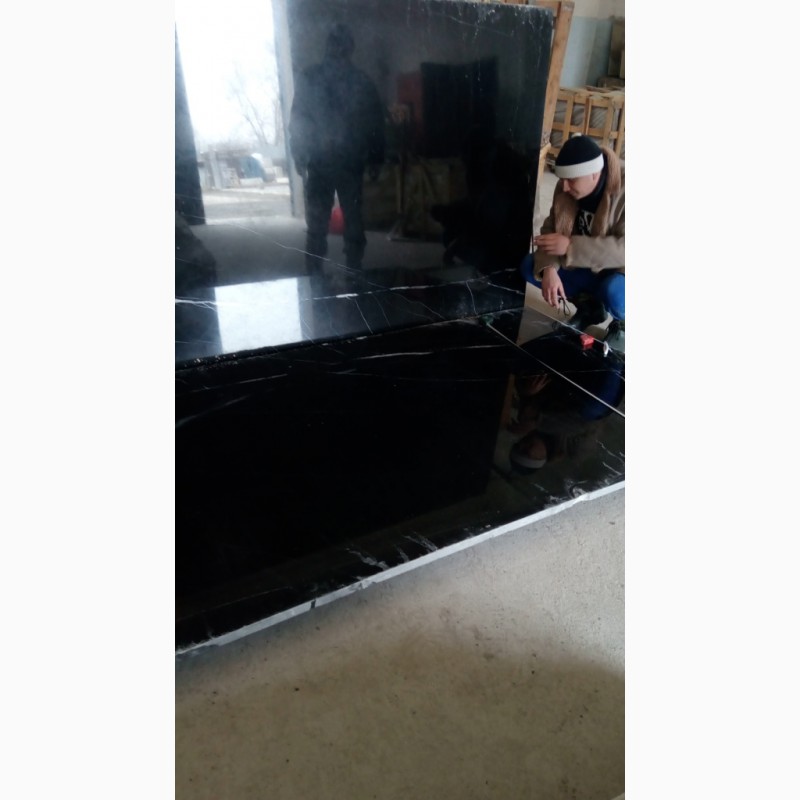 Фото 2. Черный испанский мрамор в слябах с белыми прожилками