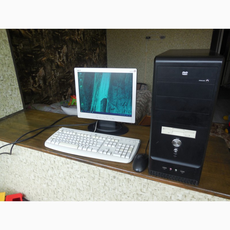 Фото 2. Компьютер в сборе - системный блок, монитор, клавиатура, мышка