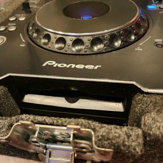 Цифровая CD-дека Pioneer CDJ-1000MK2 в футляре